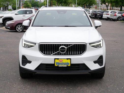 Crystal White Pearl 2025 Volvo XC40 B5 Core Bright Theme