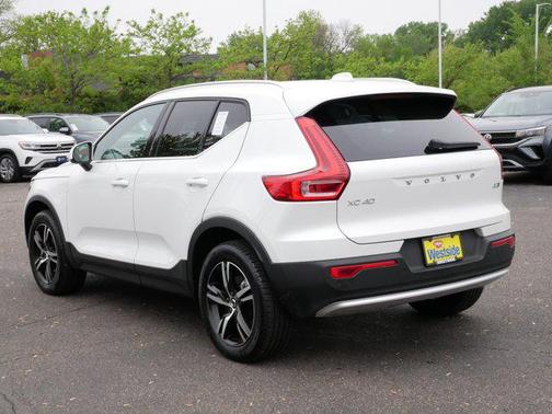 Crystal White Pearl 2025 Volvo XC40 B5 Core Bright Theme