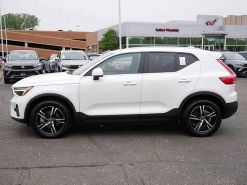 Crystal White Pearl 2025 Volvo XC40 B5 Core Bright Theme