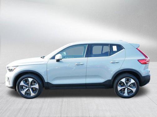 2024 Volvo XC40 B5 Plus Bright Theme
