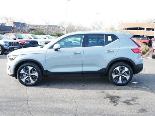 2024 Volvo XC40 B5 Plus Bright Theme