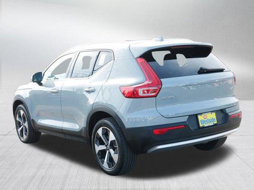 2024 Volvo XC40 B5 Plus Bright Theme