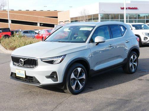 2024 Volvo XC40 B5 Plus Bright Theme