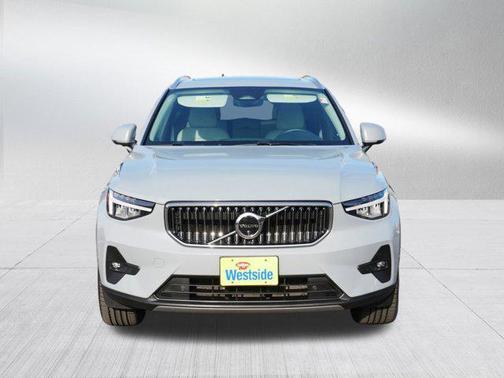 2024 Volvo XC40 B5 Plus Bright Theme