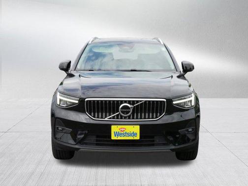 2023 Volvo XC40 B5 Plus Bright Theme