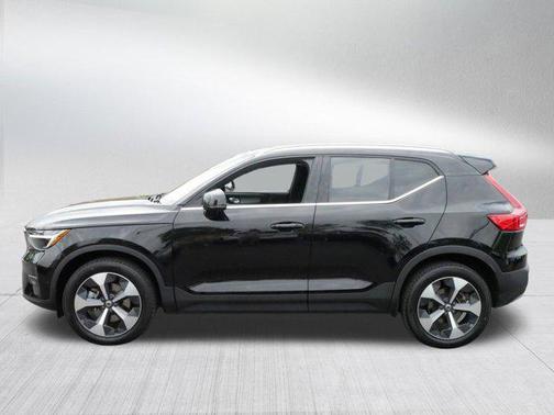 2023 Volvo XC40 B5 Plus Bright Theme