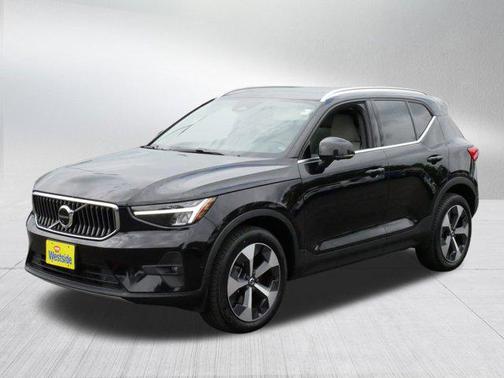2023 Volvo XC40 B5 Plus Bright Theme