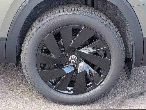 Avocado Green Pearl 2026 Volkswagen Atlas 2.0T SE w/Technology 4MOTION