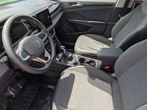 Bright Moss Green Metallic/Deep Black Roof 2026 Volkswagen Taos SE Black