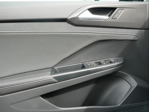 Deep Black Pearl 2026 Volkswagen Taos SE Black