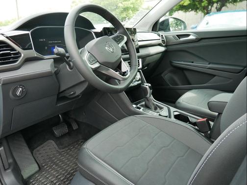 Deep Black Pearl 2026 Volkswagen Taos SE Black