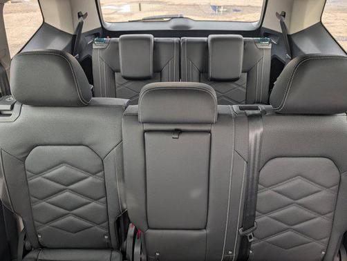 Avocado Green Pearl 2026 Volkswagen Atlas 2.0T SE w/Technology 4MOTION