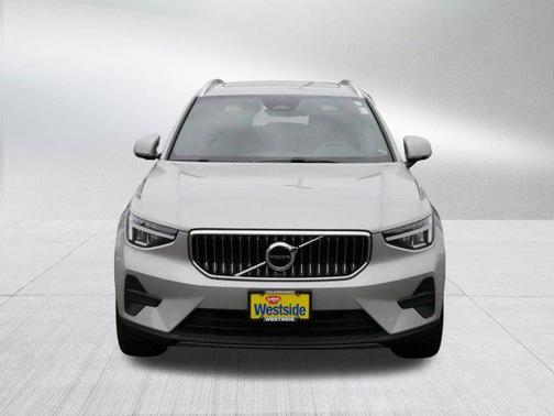 2025 Volvo XC40 B5 Core Bright Theme
