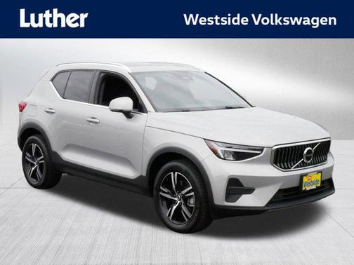 2025 Volvo XC40 B5 Core Bright Theme