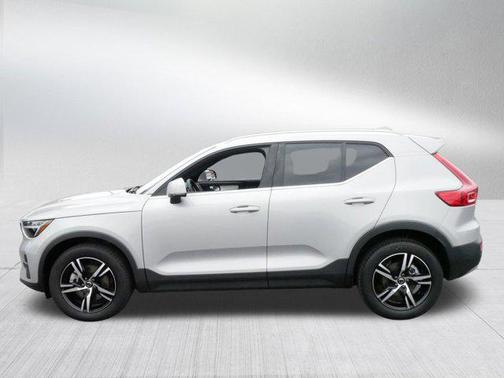 2025 Volvo XC40 B5 Core Bright Theme