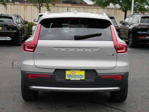2025 Volvo XC40 B5 Core Bright Theme