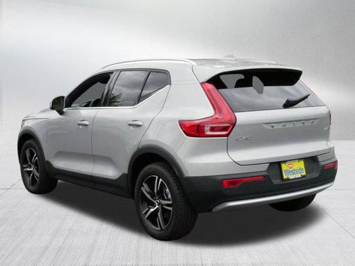 2025 Volvo XC40 B5 Core Bright Theme