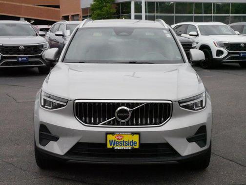 2025 Volvo XC40 B5 Core Bright Theme