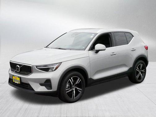 2025 Volvo XC40 B5 Core Bright Theme
