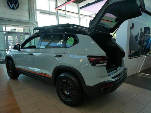2025 Volkswagen Taos 1.5T SE Black
