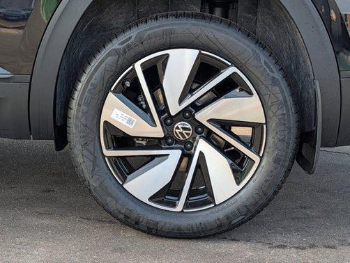 Deep Black Pearl 2026 Volkswagen Atlas 2.0T SE w/Technology 4MOTION