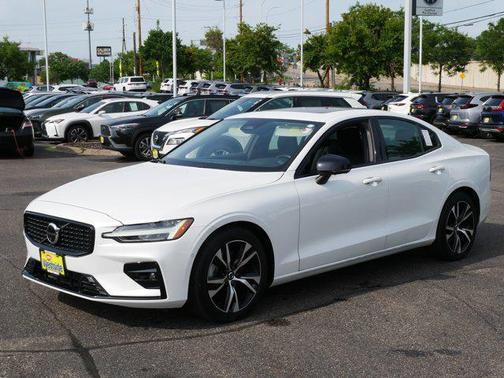 2024 Volvo S60 B5 Plus Dark Theme