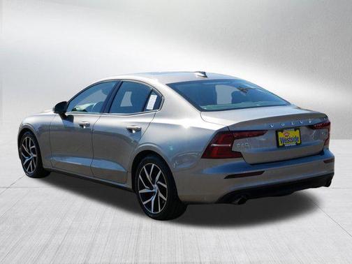 Pebble Grey Metallic 2019 Volvo S60 T6 Momentum