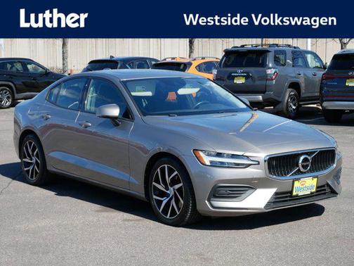 Pebble Grey Metallic 2019 Volvo S60 T6 Momentum