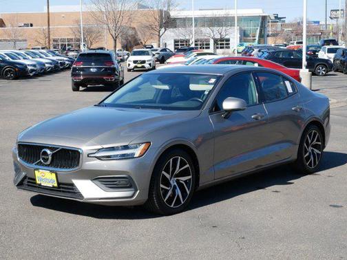 Pebble Grey Metallic 2019 Volvo S60 T6 Momentum