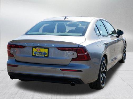 Pebble Grey Metallic 2019 Volvo S60 T6 Momentum