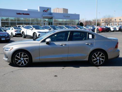 Pebble Grey Metallic 2019 Volvo S60 T6 Momentum