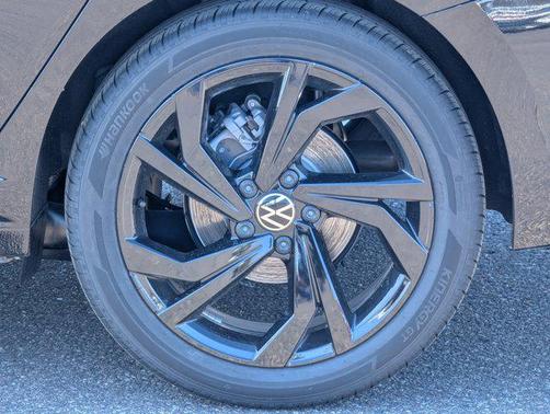 Deep Black Pearl 2026 Volkswagen Jetta 1.4T SE