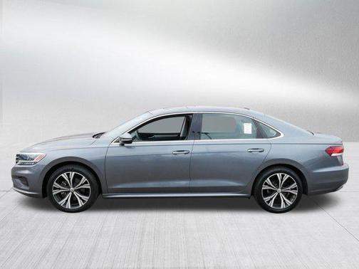 Platinum Gray Metallic 2022 Volkswagen Passat 2.0T SE