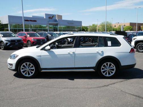 Pure White 2019 Volkswagen Golf Alltrack TSI S