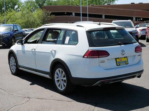 Pure White 2019 Volkswagen Golf Alltrack TSI S