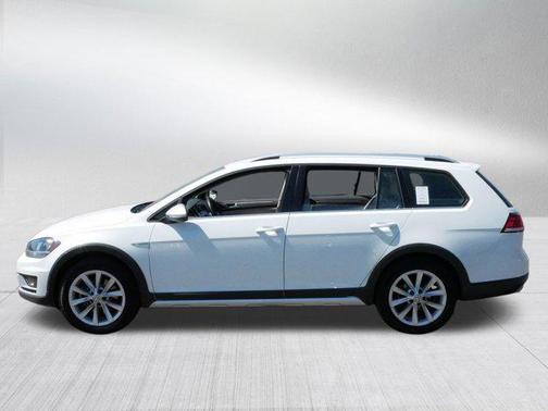Pure White 2019 Volkswagen Golf Alltrack TSI S