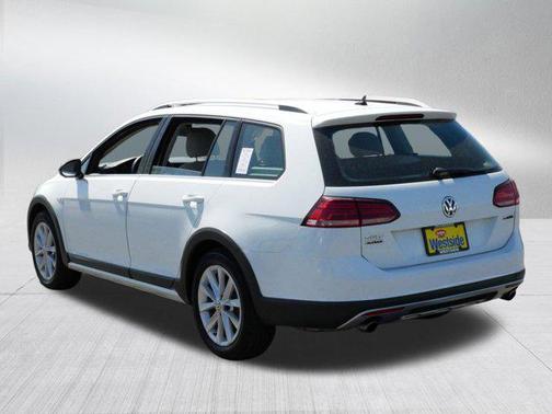 Pure White 2019 Volkswagen Golf Alltrack TSI S