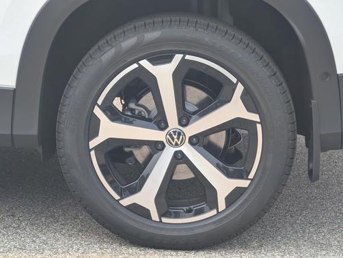 Pure White 2026 Volkswagen Tiguan 2.0T SE