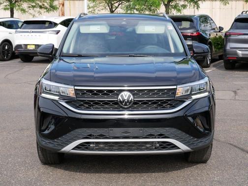 Deep Black Pearl 2024 Volkswagen Taos 1.5T SE