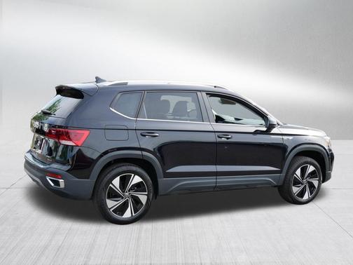 Deep Black Pearl 2024 Volkswagen Taos 1.5T SE