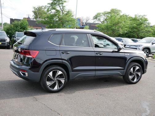 Deep Black Pearl 2024 Volkswagen Taos 1.5T SE