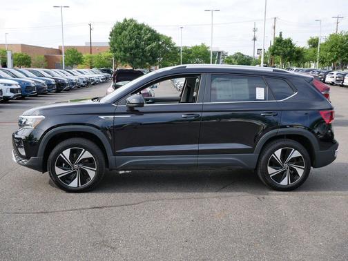 Deep Black Pearl 2024 Volkswagen Taos 1.5T SE