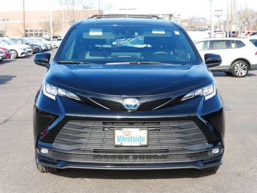 2025 Toyota Sienna Woodland Edition