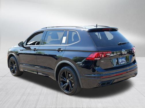Deep Black Pearl 2024 Volkswagen Tiguan 2.0T SE R-Line Black
