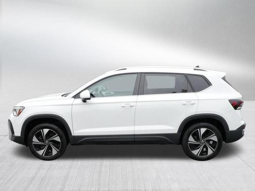 Pure White 2025 Volkswagen Taos 1.5T SE