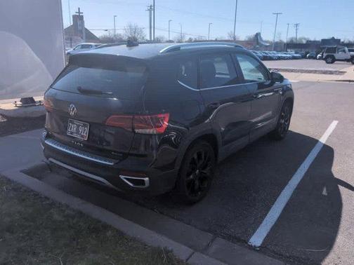 Deep Black Pearl 2023 Volkswagen Taos 1.5T SE