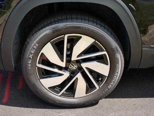 2025 Volkswagen Atlas 2.0T SE w/Technology 4MOTION