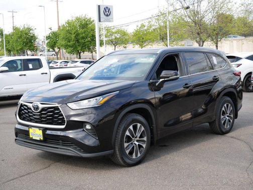 Opulent Amber 2020 Toyota Highlander XLE