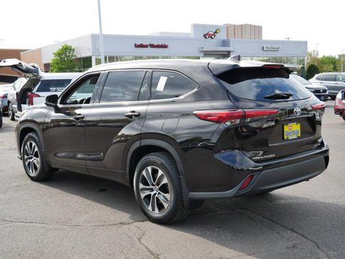 Opulent Amber 2020 Toyota Highlander XLE