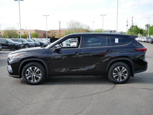 Opulent Amber 2020 Toyota Highlander XLE